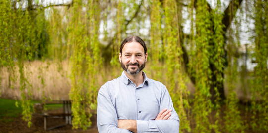 Portrait Florian Boge Portrait eines Mannes im Grünen