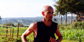 Läufer Hendrik Pfeiffer beim Training in Kenia