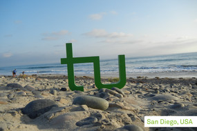 TU Logo am Strand
