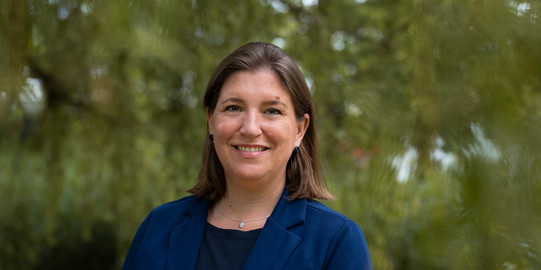 Portrait Frauke Mörike Portrait einer Frau im Grünen