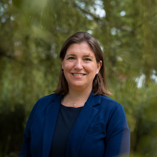 Portrait Frauke Mörike Portrait einer Frau im Grünen
