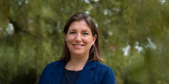 Portrait einer Frau im Grünen