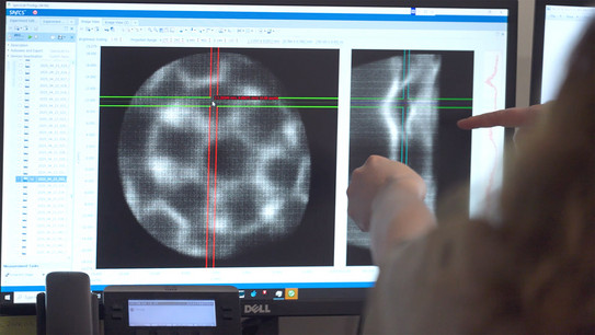 Foto: Auf einem Monitor sind wissenschaftliche Messdaten und Bildanalysen zu sehen.