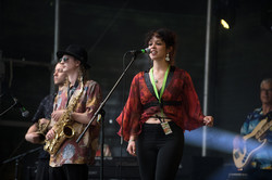 Band Eine Band performt auf einer Bühne