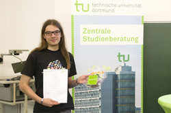 Eröffnung der SchülerUni WS2019/2020_04 Herr Felix Schlie erhält seine Teilnehmer-Zertifikate der SchülerUni.