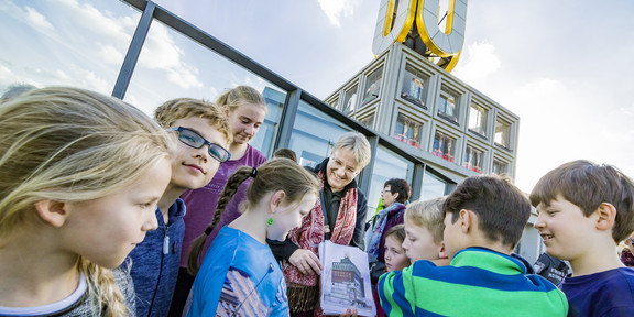KinderUni Dachterrasse des Dortmunder U - Kinder und Referentin lösen die Geheimnisse der alten Brauerei