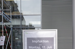 Aufsteller mit Hinweisschild "Impfaktion"