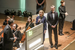 LED wall, on which, among other things, the “Guest and Study House of the TU Dortmund” is displayed on the stage, with several people standing next to it