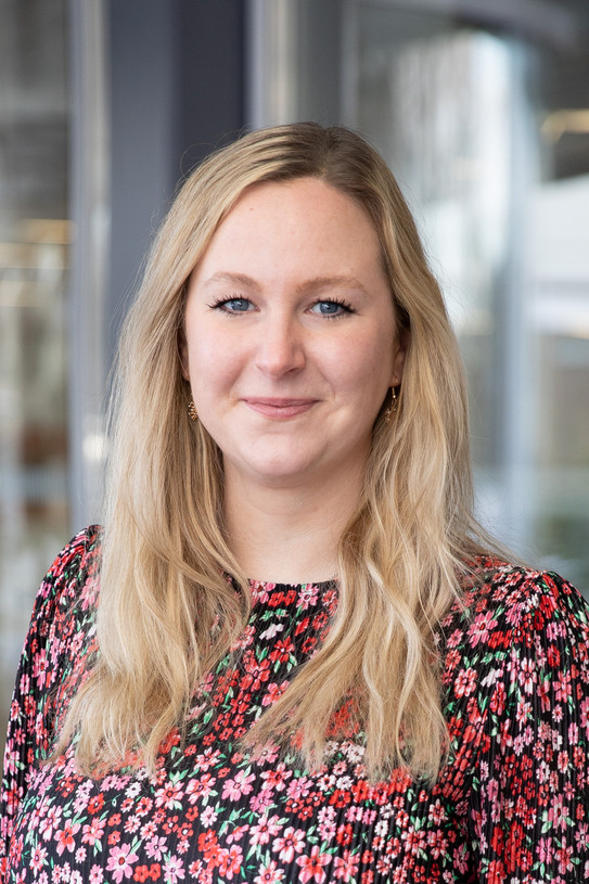 Portrait photo of Prof. Amelie Heuer-Jungemann: The photo shows Prof. Heuer-Jungemann in a floral top and with long blonde hair.