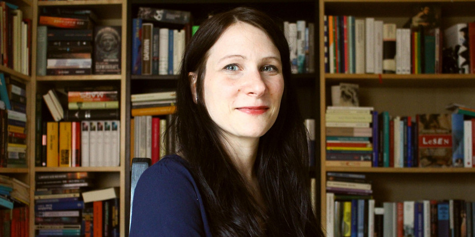Portrait von Dr. Simone Horstmann vor einem Bücherregal.