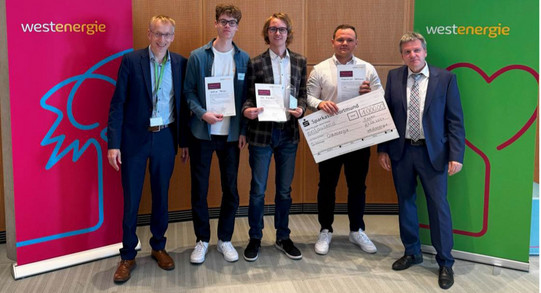 Gruppenfoto der Gewinner des Westenergie Manager Cups. Prof. Andreas Hoffjan und Honorarprofessor Achim Schröder übergeben den Preis.