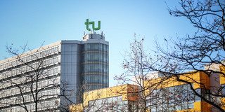 Einzigartig-Winter Mathetower mit TU-Logo und Mensa-Gebäude vor strahlend blauem Winter-Himmel