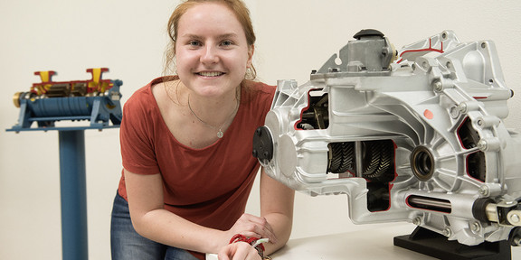 Portrait of Silke Telgenbüscher next to a motor