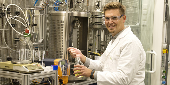 Dr. Thomas Seidensticker Mann in weißem Kittel im Labor