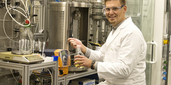 Mann in weißem Kittel im Labor