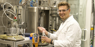Dr. Thomas Seidensticker Mann in weißem Kittel im Labor