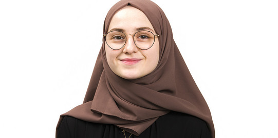 Porträt einer Stipendiatin  und sie trägt ein braunes Kopftuch