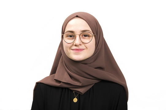Porträt einer Stipendiatin  und sie trägt ein braunes Kopftuch