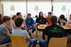 Gruppenvortrag im Rahmen des Treffens mit Ingenieuren und Studierenden im Zelt. 