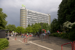 Start- und Zielbereich des Campuslaufs mit Mathetower im Hintergrund