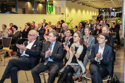 Das Publikum der Preisverleihung klatscht. In der ersten Reihe sitzen unter anderem Prof. Manfred Bayer und Dr. Martina Kipp 