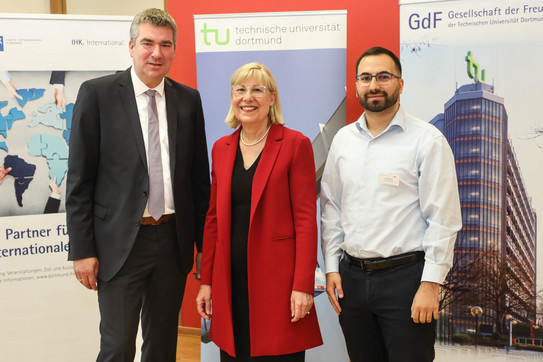 Prof. Ursula Gather, Rektorin der TU Dortmund, gemeinsam mit Wulf-Christian Ehrich, stellvertretender Hauptgeschäftsführer der IHK zu Dortmund, und Furkan Uyanik.