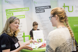 Messestand Stand der TU Dortmund auf der Einstieg Messe - Eine Schülerin unterhält sich mit einer Studienberaterin