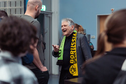 Prof. Dr. Klaus von Klitzing unterhält sich mit einem Besucher der Initialzündung