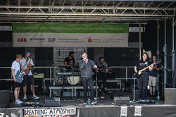 Eine Band spielt auf einer Bühne.