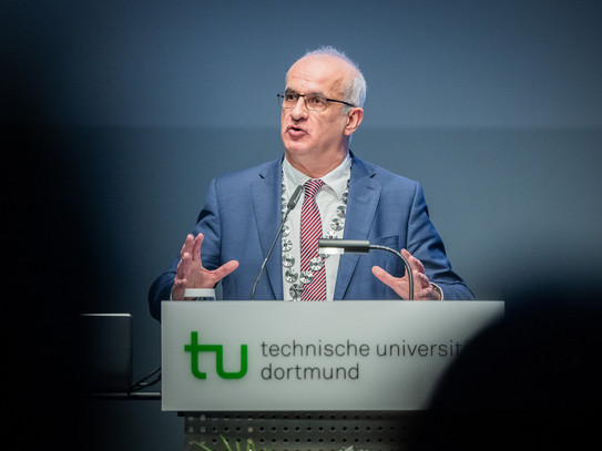 Auf dem Foto ist Rektor Prof. Manfred Bayer während einer Rede zu sehen.