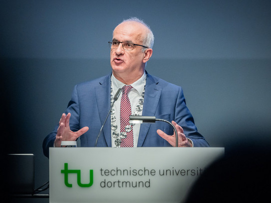 Auf dem Foto ist Rektor Prof. Manfred Bayer während einer Rede zu sehen. 
