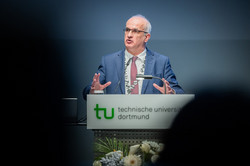 Auf dem Foto ist Rektor Prof. Manfred Bayer während einer Rede zu sehen.