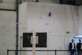 Drohnen fliegen in Formation durch die Luft