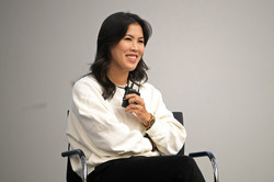 Mai Thi Nguyen-Kim hält ein Mikrofon in der Hand und lächelt.