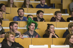 Ein Student mit Weihnachtsbaum-Hut im Hörsaal.