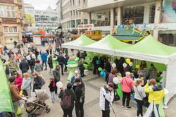 Viele Besucher sammeln sich am stand der TU Dortmund beim cityfest DORTBUNT!