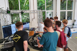 Teilnehmende steuern Roboter bei einer Veranstaltung der Fakultät für Elektrotechnik und Informationstechnik.