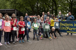 36. Campuslauf der TU Dortmund Viele Kinder in Sportkleidung stehen an einer Startlinie für einen Lauf.