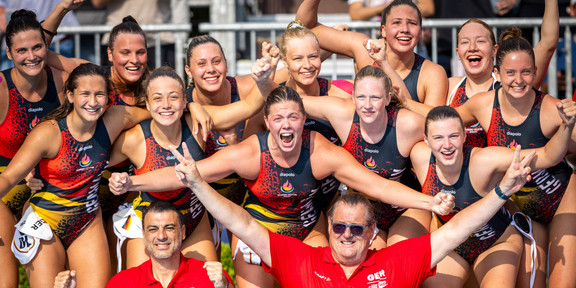 Das deutsche Damen-Wasserballteam jubelt nach dem Gewinn der Goldmedaille bei den FISU-Games, im Vordergrund die beiden Trainer.