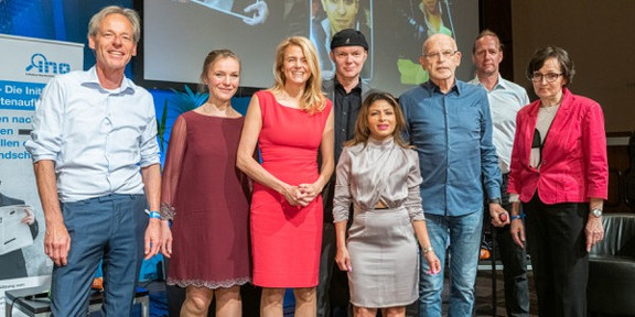 Vier Männer und vier Frauen lächeln in die Kamera. Darunter Birgit Wentzien, Günter Wallraff , Ensaf Haidar, Hektor Haarkötter, und Prof. Susanne Fengler.