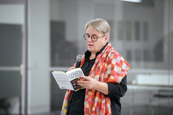 Prof. Barbara Welzel spricht in ein Mikrofon