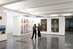 Fotofestival f² Zwei Besucherinnen betrachten die Fotos der Ausstellung.
