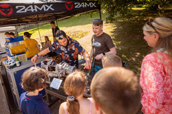 Sommerfest 2022 Mehrere Personen stehen um einen Tisch, auf dem ein Handschaltgetriebe ist.
