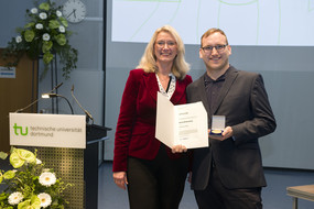 Prof. Insa Melle mit Lehrpreisträger Mirko Birkenkamp