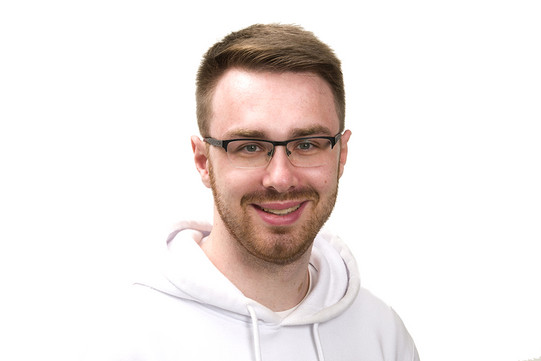 Porträt eines Stipendiaten und er trägt einen weißen Pullover
