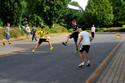 Campteilnehmer  beim Fußballspielen