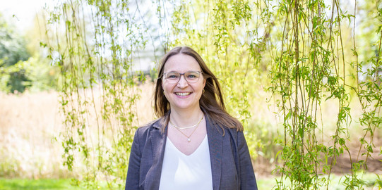 Portrait einer Frau draußen