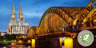 Links der Kölner Dom, davor die Hohenzollernbrücke