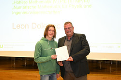 Zertifikatübergabe bei der Eröffnung der SchülerUni Zertifikatübergabe bei der Eröffnung der SchülerUni