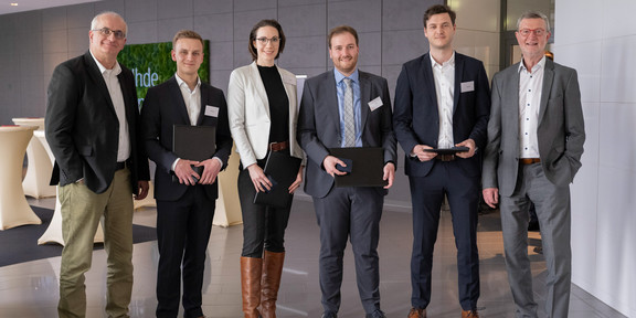 Das Foto zeigt die vier Preisträger*innen des Hans-Uhde-Preises mit Michael Höllermann, CEO der thyssenkrupp Uhde GmbH, und Prof. Jörg Thiem, Prorektor für Forschung und Transfer an der FH Dortmund.